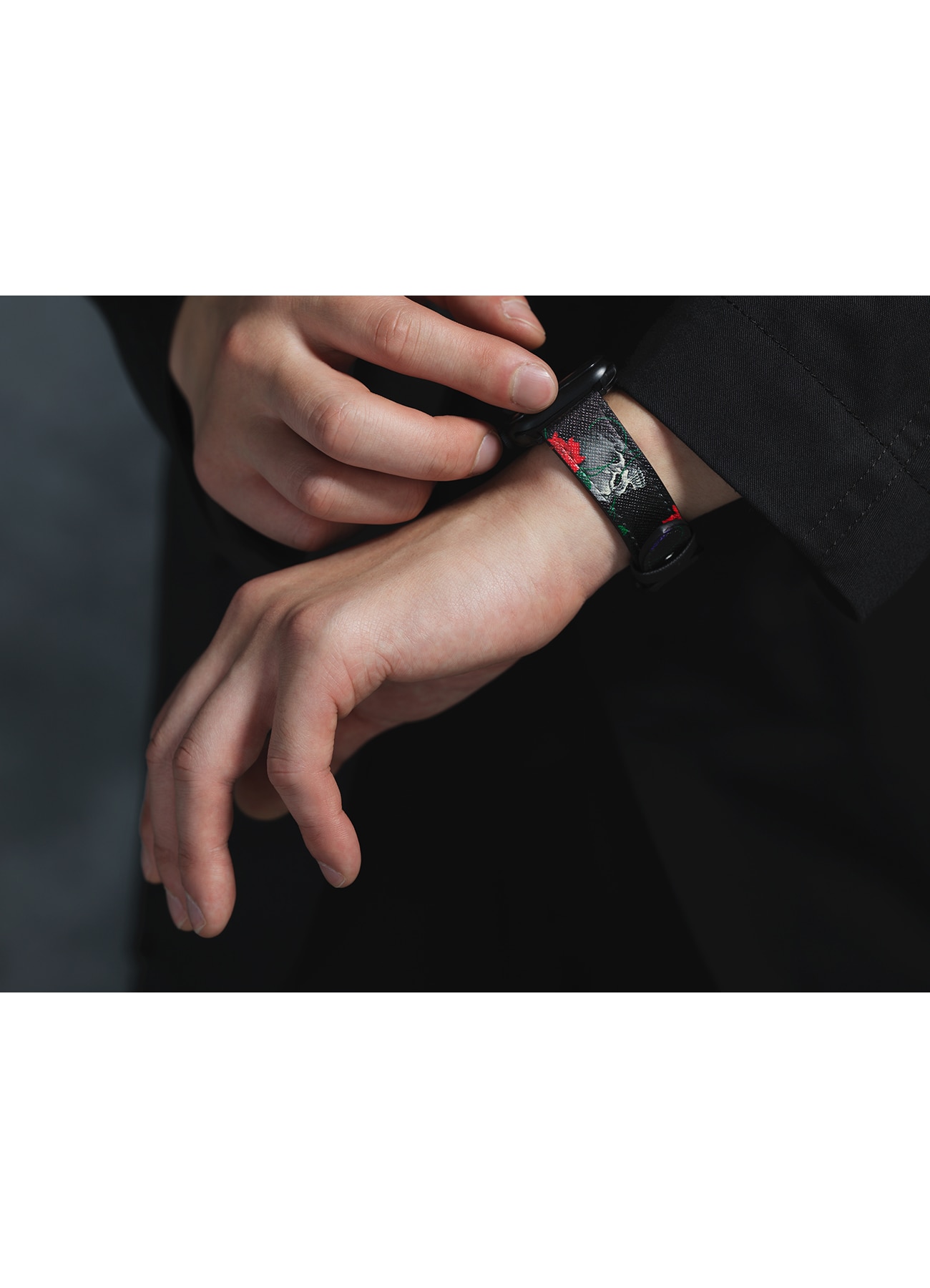 WILDSIDE ×CASETiFY SKULL & ROSE Apple Watch Band(Saffiano Leather)((38mm/40mm/41mm)  BLACK): CASETiFY｜WILDSIDE YOHJI YAMAMOTO [Official