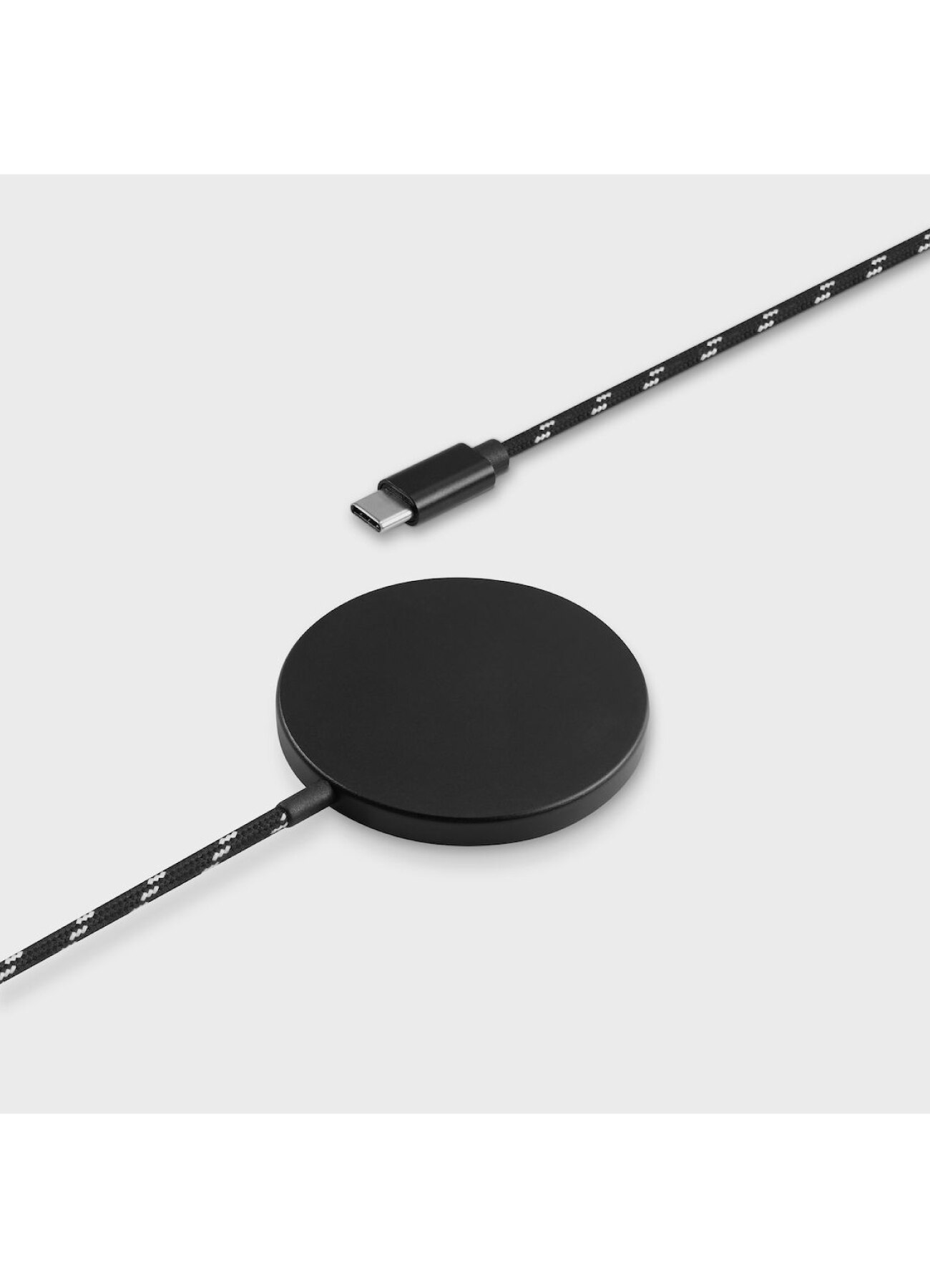 [10 Apr 17:00 JST release] WILDSIDE｜CASETiFY：Disney Special Edition Mickey Mouse & Rose PowerThru Magnetic Wireless Charger (Magsafe Wireless Charger)_3