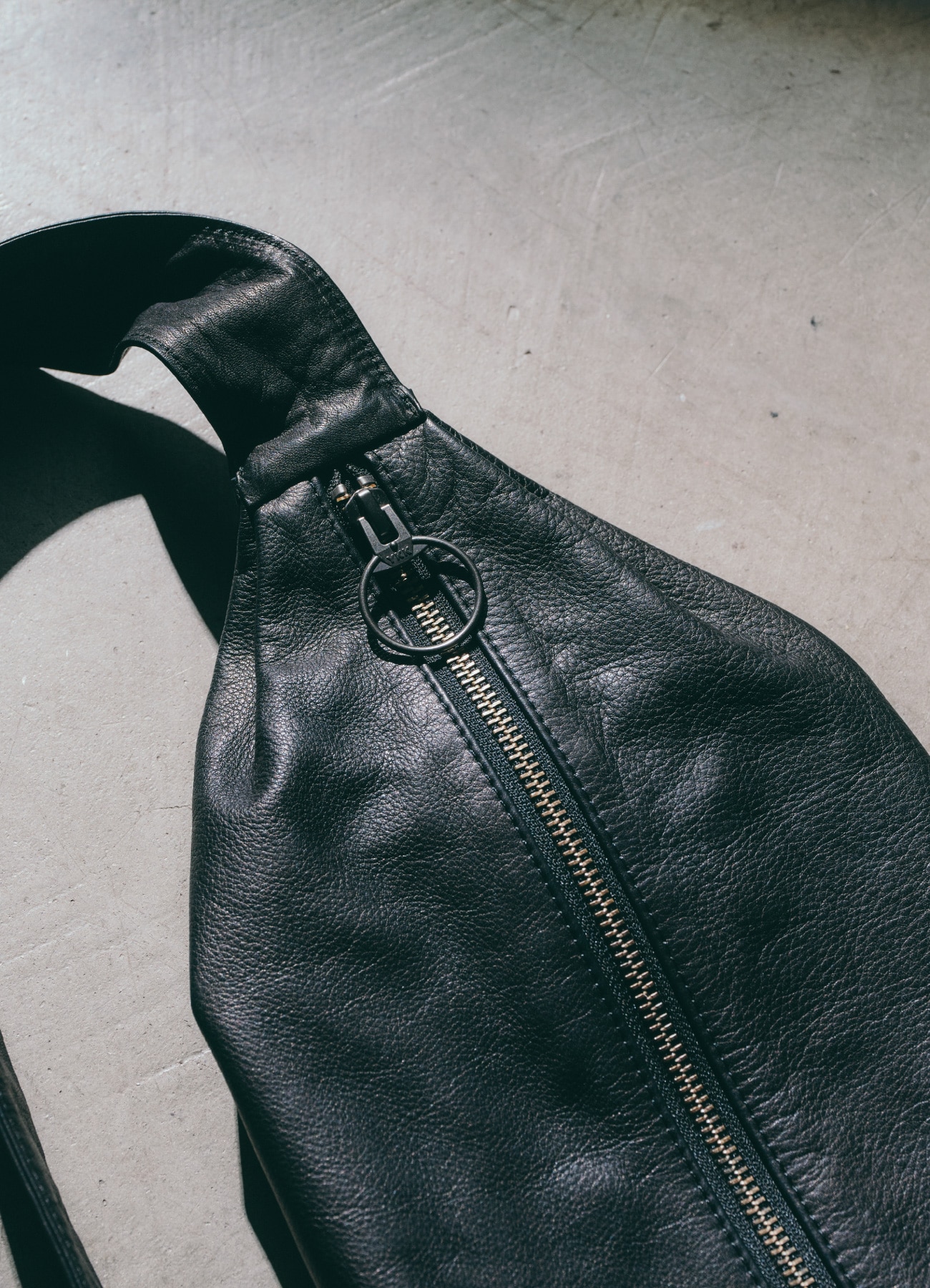 [11 Mar 12:00 JST restock] Cow Leather Body Bag_4